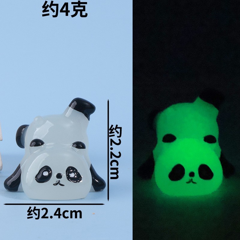 Pequeño panda que brilla en la oscuridad, color gelatina, se cae.