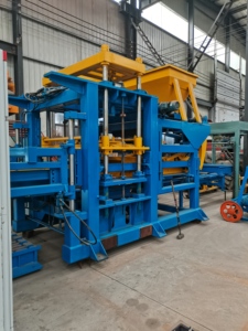 Máquina de fabricación de ladrillos totalmente automática de cemento hidráulico, línea de producción de máquina de fabricación de bloques de enclavamiento de hormigón, tipo de línea de producción - Product Image 4