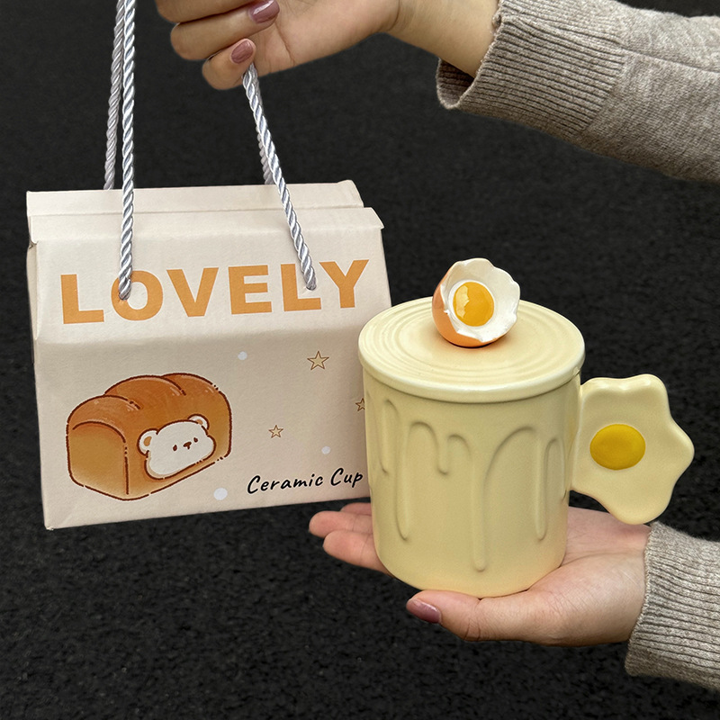 Tasse jaune + cuillère + couvercle-coffret cadeau