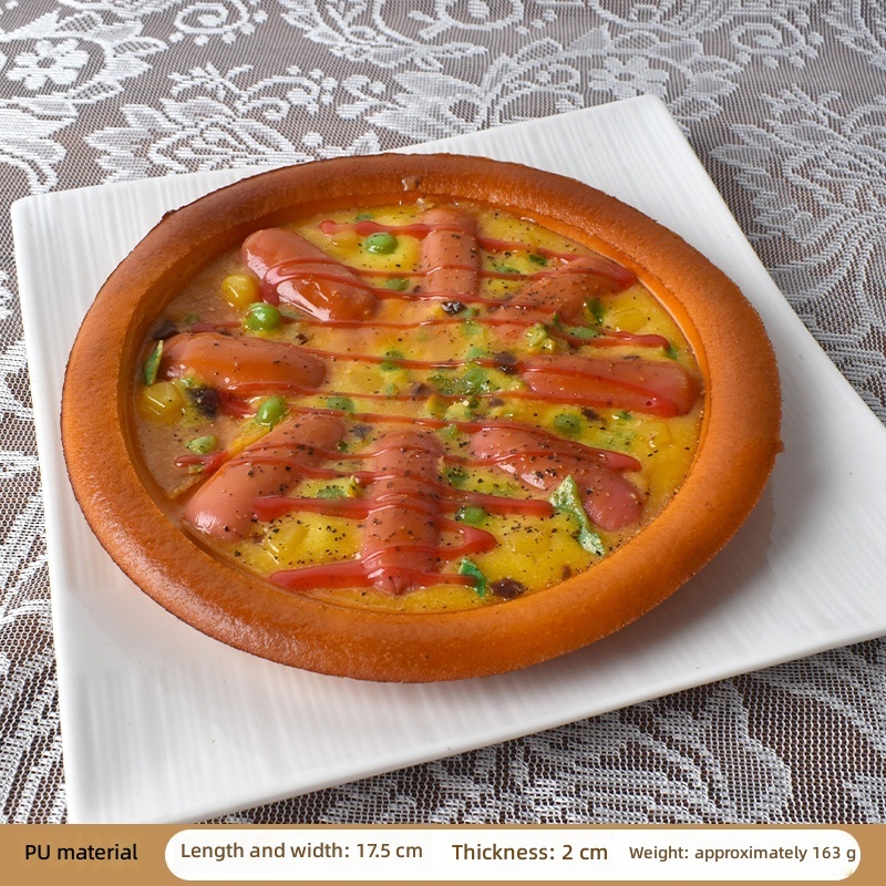 Une pizza aux saucisses à une tranche