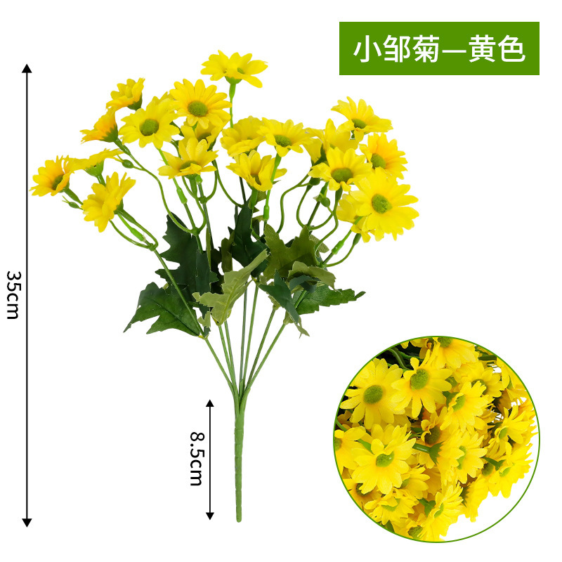 Les petits chrysanthèmes formaient un bouquet jaune