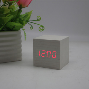 นาฬิกาไม้สี่เหลี่ยม LED ดิจิตอลพร้อมแบตเตอรี่ USB พร้อมการควบคุมอุณหภูมิด้วยเสียงนาฬิกาตั้งโต๊ะทำจากไม้