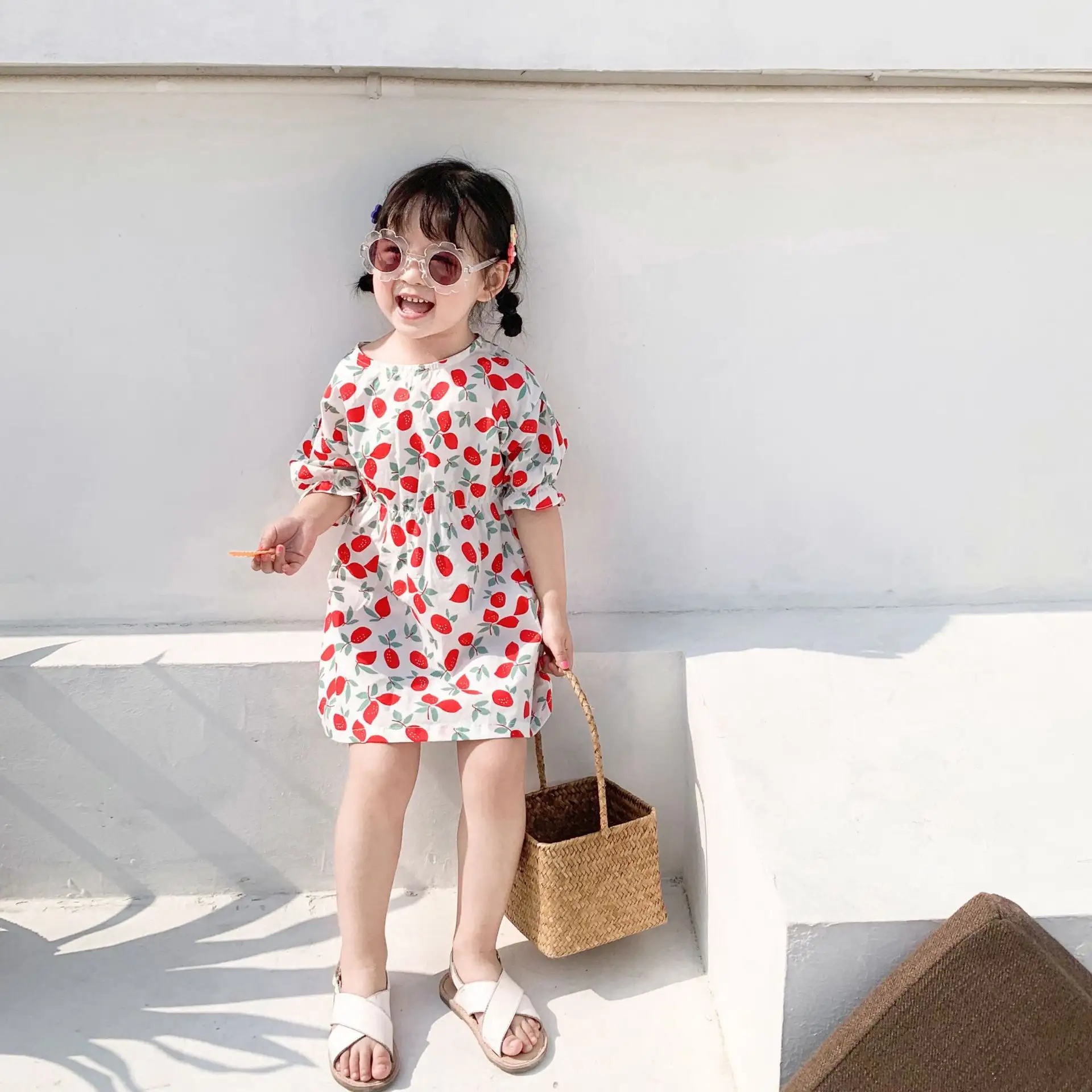 Ropa infantil de primavera y verano para niña, vestido con estampado de fresa, vestido coreano delgado de cuello redondo para niño 2020