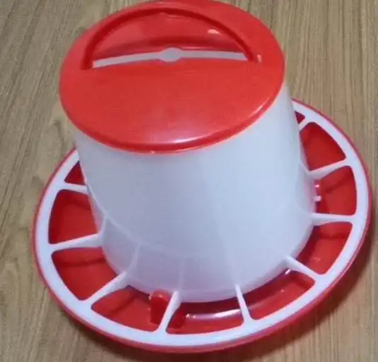 Cubo portátil de plástico para alimentación de aves de corral, cubo con parrilla integrada, fácil de limpiar, 13 libras, 6kg
