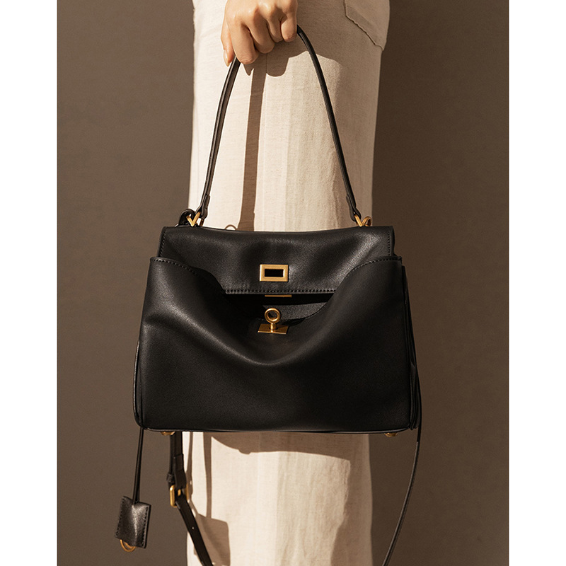 Grande boucle dorée noire