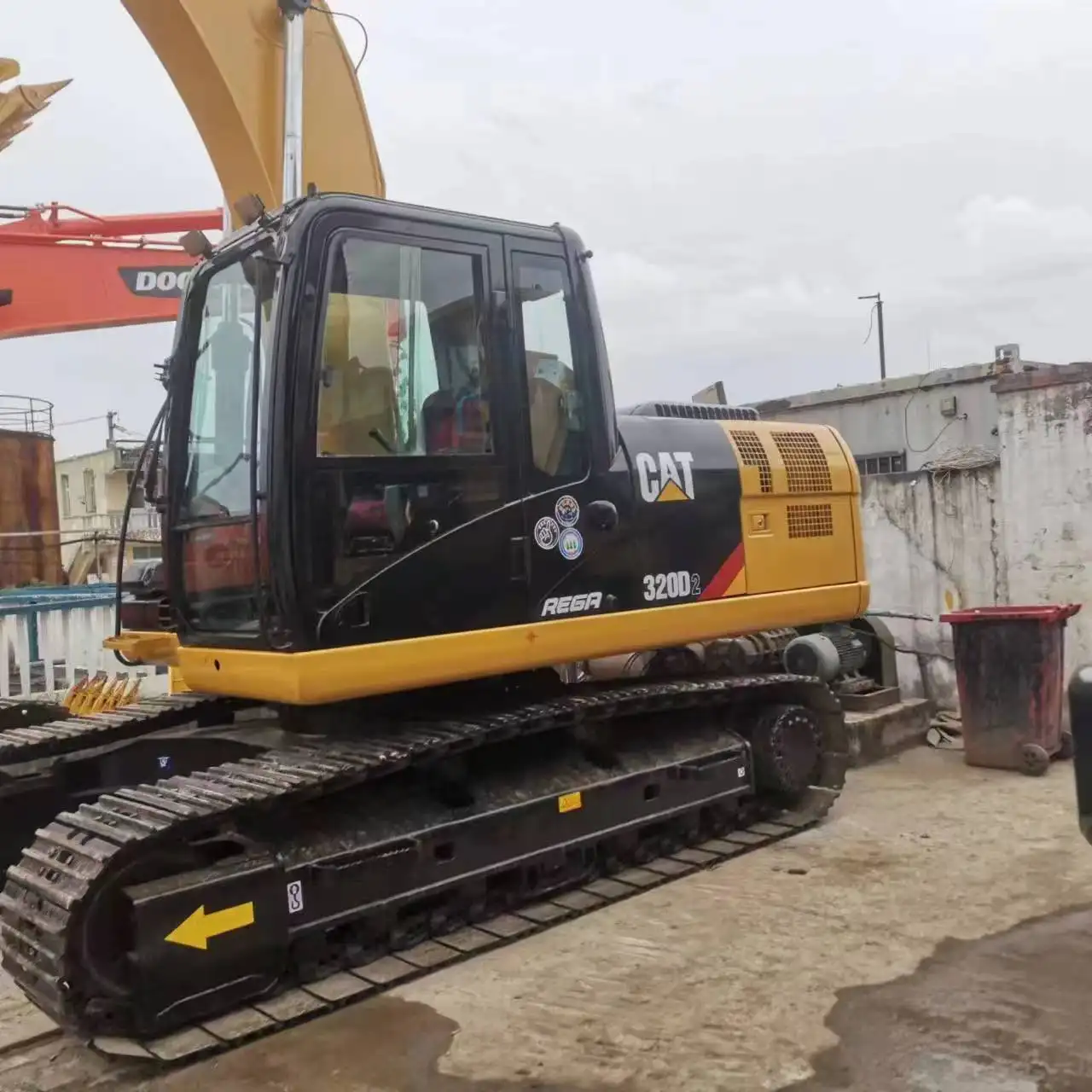 En bon état fabriqué au Japon, 20 tonnes sur chenilles, Caterpillar 320d d'occasion, pelle Cat 320d à vendre