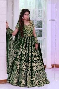 天鹅绒新娘Lehenga Choli重型刺绣作品 & 皇家精品系列