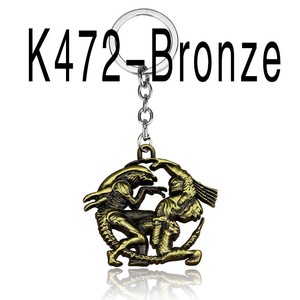 Một móc khóa có người ngoài hành tinh VS. Predator, với một vòng chìa khóa và kẹp chìa khóa, được thiết kế theo phong cách Anime, phim và trò chơi - Product Image 4