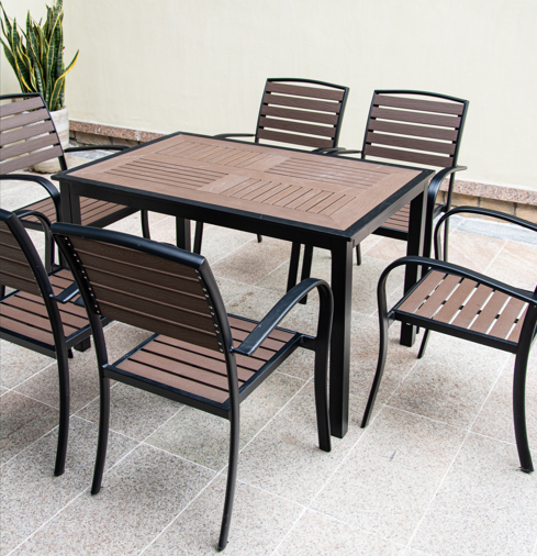 Une table carrée et six chaises