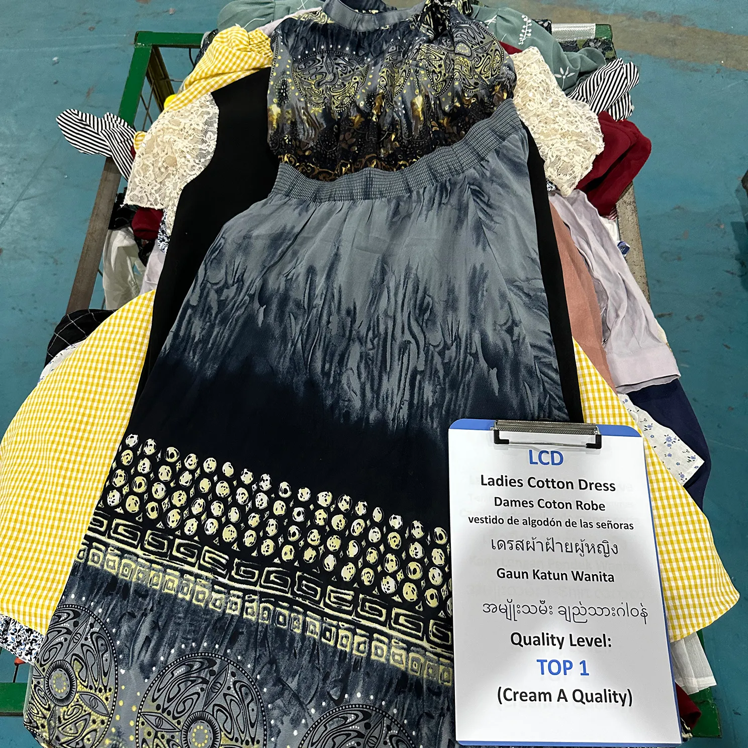 Roupas usadas da segunda mão, roupas femininas de verão, vestido de algodão usado