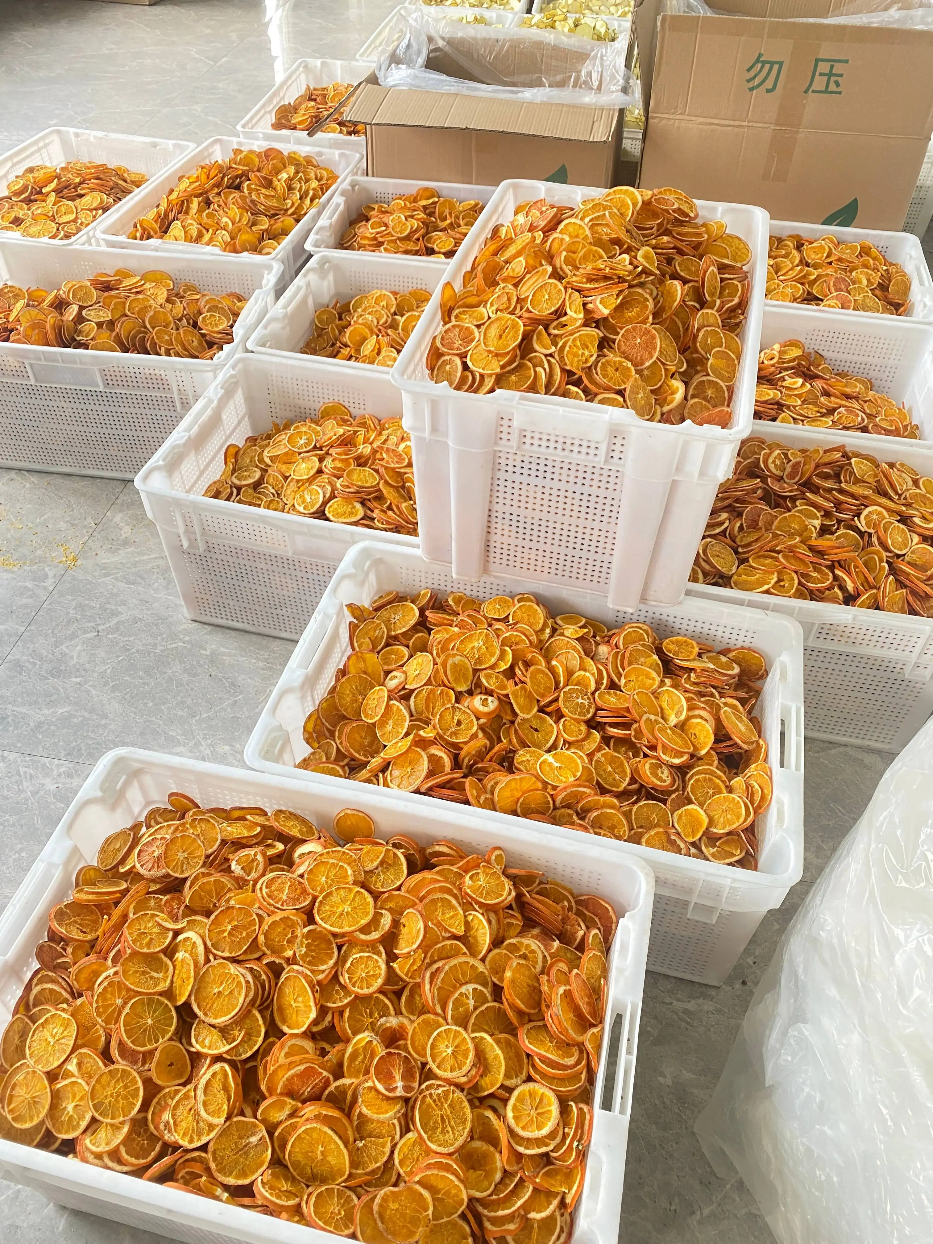 Fornitura di fabbrica di frutta secca rotonda completa di alta qualità di origine cinese fette di arancia essiccate all'ingrosso a basso costo per bere il tè