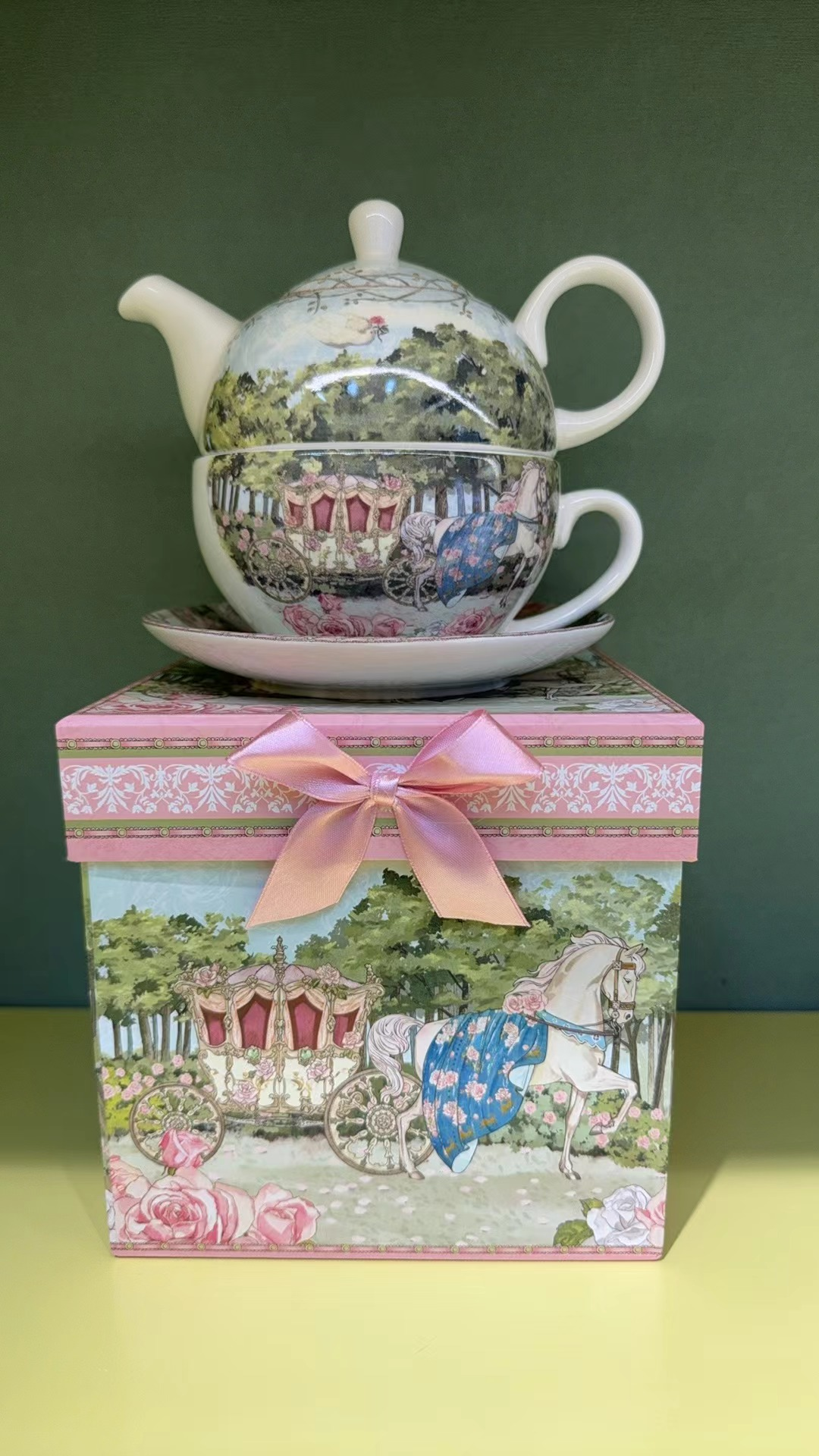 Une théière avec une tasse et une soucoupe