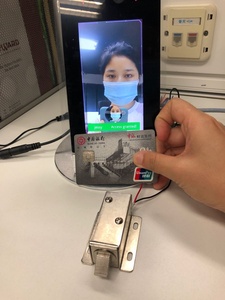 5 pulgadas de plástico cara reconocimiento cámara con lector de tarjetas NFC 13,56 MHZ para control de acceso
