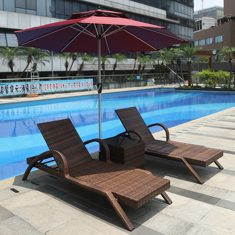 2 lits + table basse + parasol central rouge