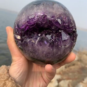 アメジストクリスタルの笑顔の自然な水晶工芸品が風水のためのDruzyアメジストジオードスフィアを癒します