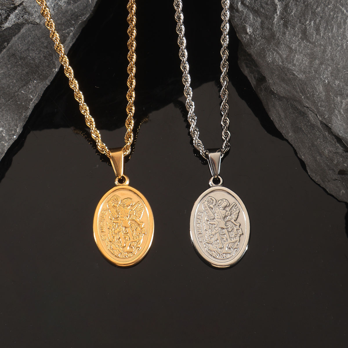 Pendentif Saint Michel avec chaîne en corde