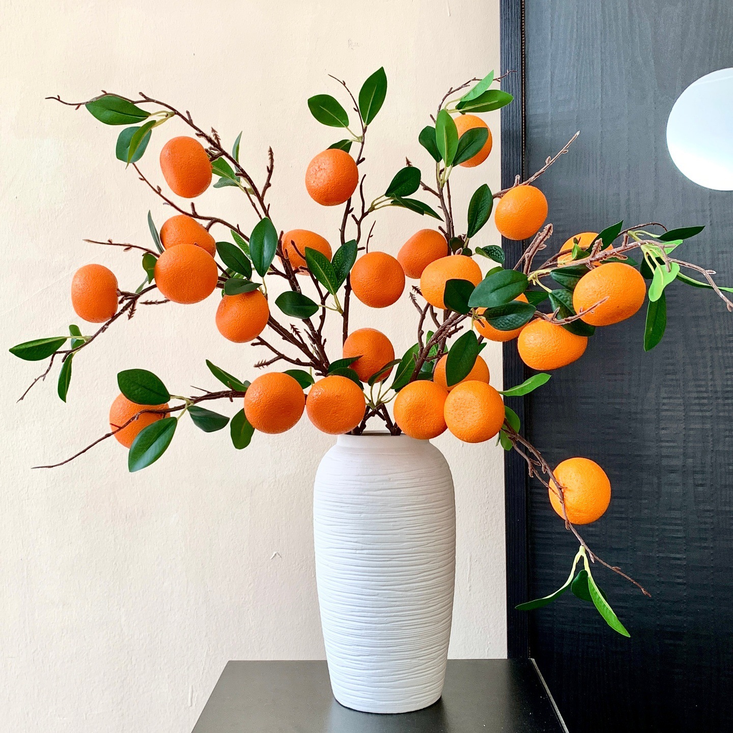 6 naranjas, 4 botellas blancas medianas con textura fibrosa