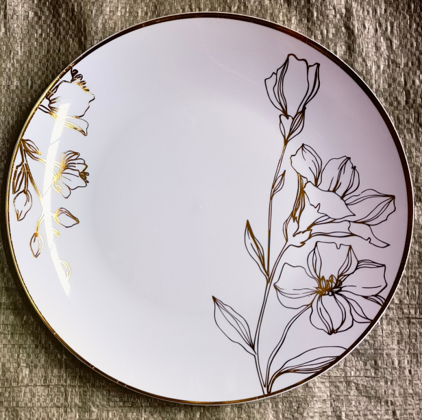 Assiette florale de 26 cm (10,25 pouces) sur fond blanc, avec motif doré en relief.