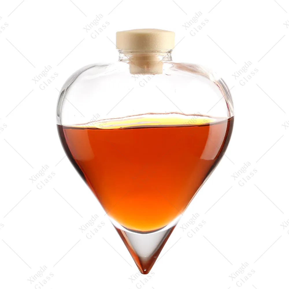 Çin tedarikçisi 700ml şeffaf kalp şeklinde boş cam likör şarap viski votka Tequila şişe ile mühürlü mantar şekilli kapak