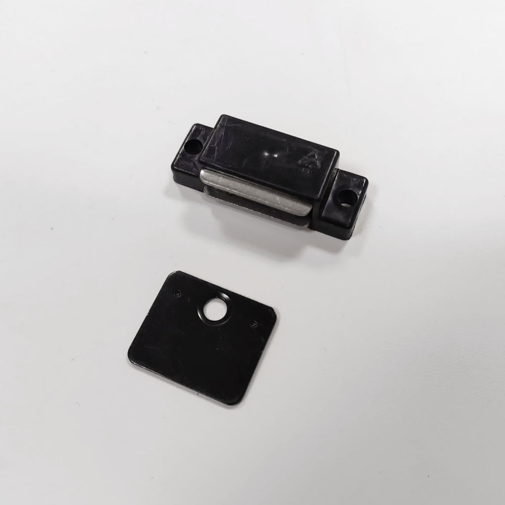 Aimant noir avec plaque de frappe