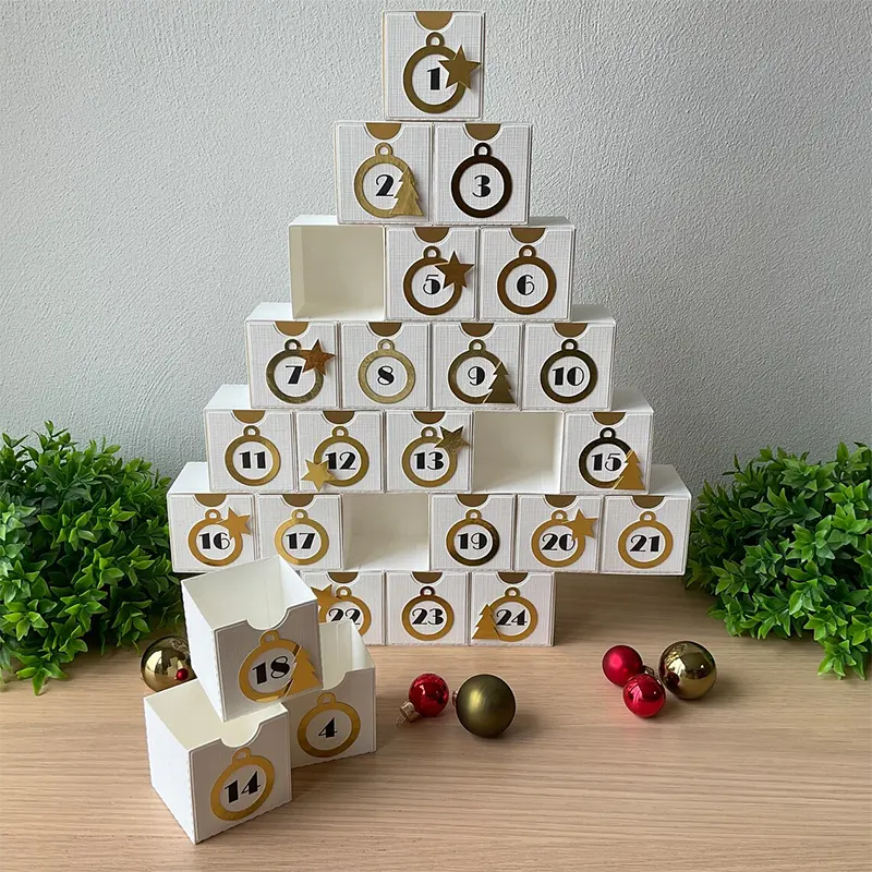 Embalaje de regalo de Navidad de lujo de belleza personalizada 12 24 días Calendario de Adviento vacío Caja de chocolate con 24 cajones