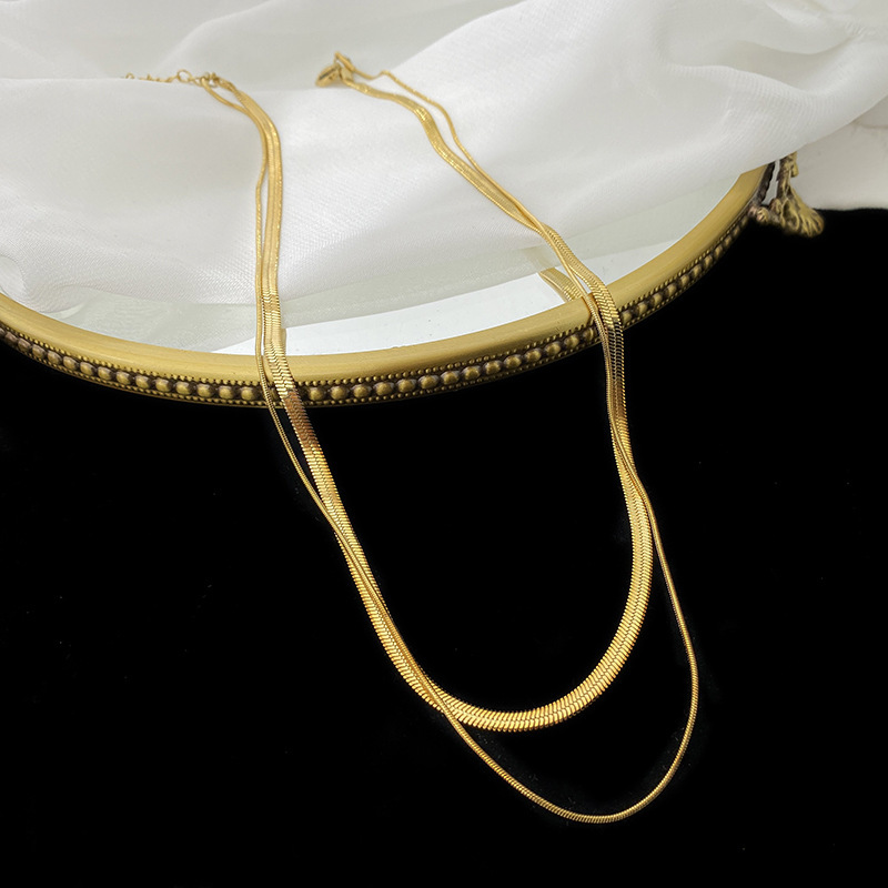 Collier doré avec pendentif lame et serpent rond