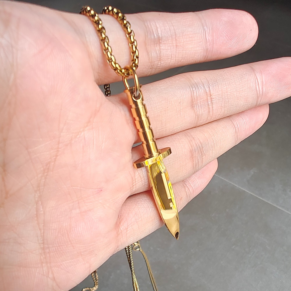 Collana con ciondolo coltello