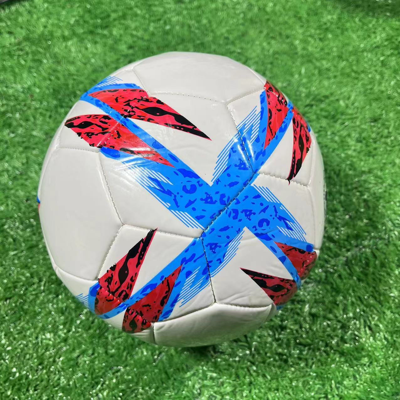 ลูกฟุตบอลลูกศรสีแดงสามลูก