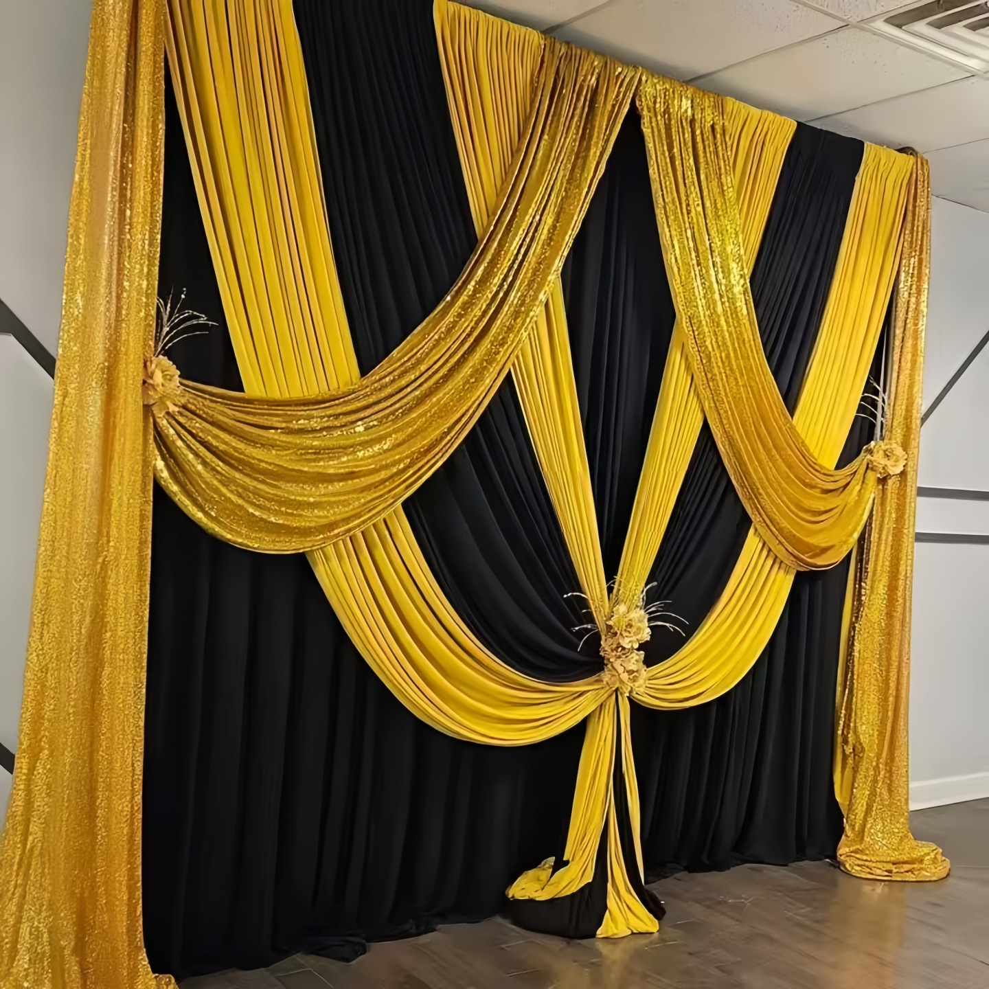 Rideau en tissu noir et doré
