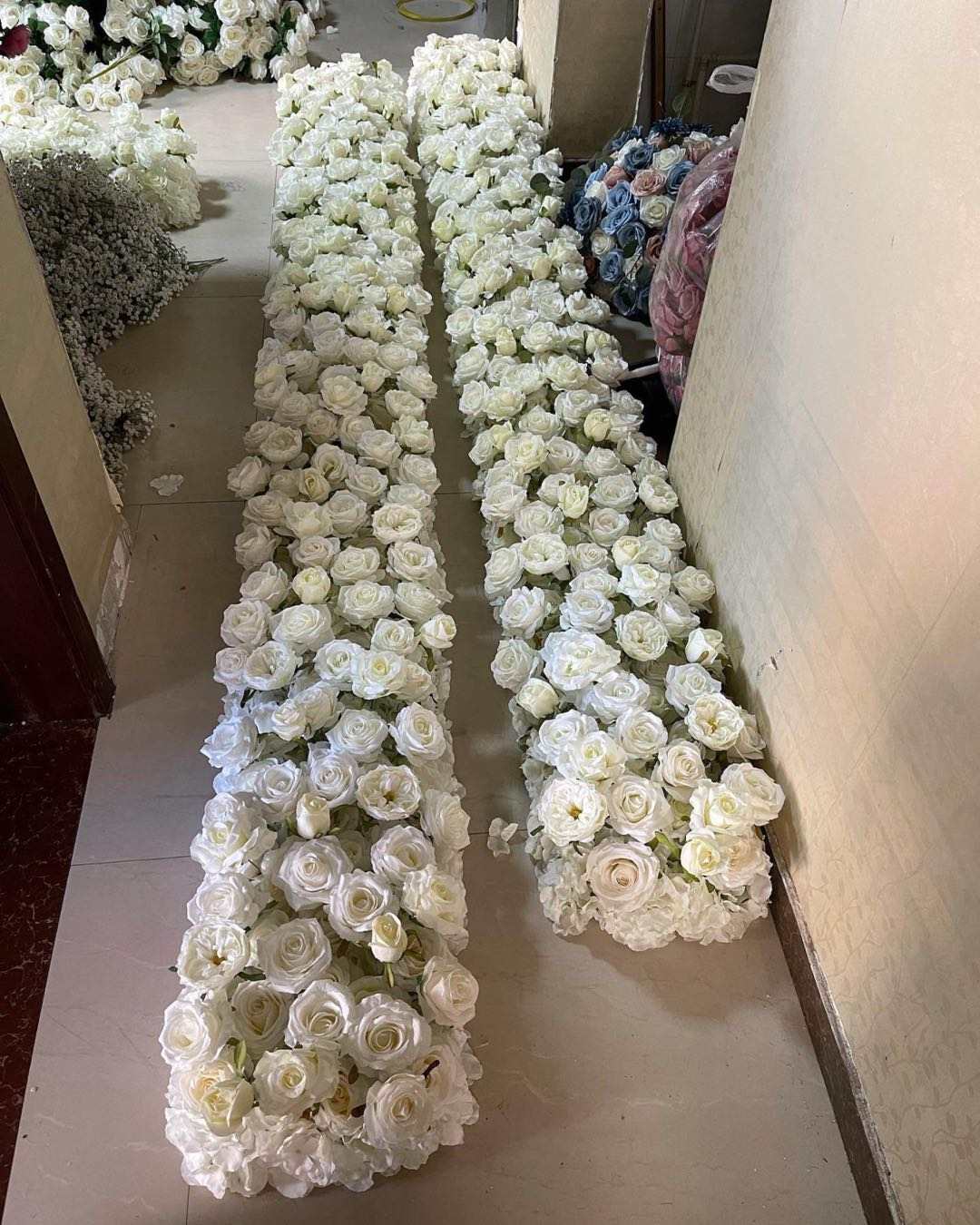 Coureur de fleurs rose blanche