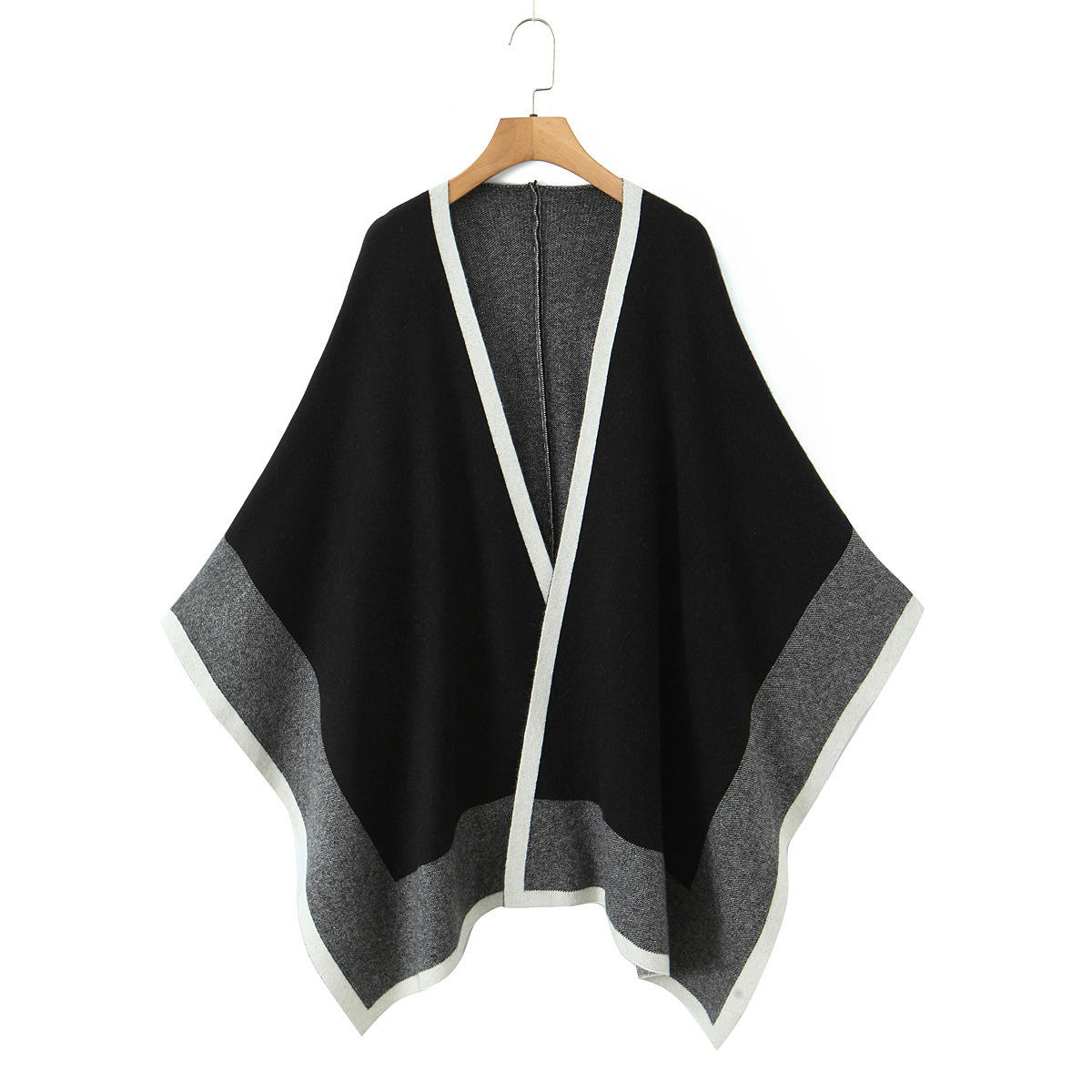 ผ้าคลุมไหล่สีดำและสีเทา