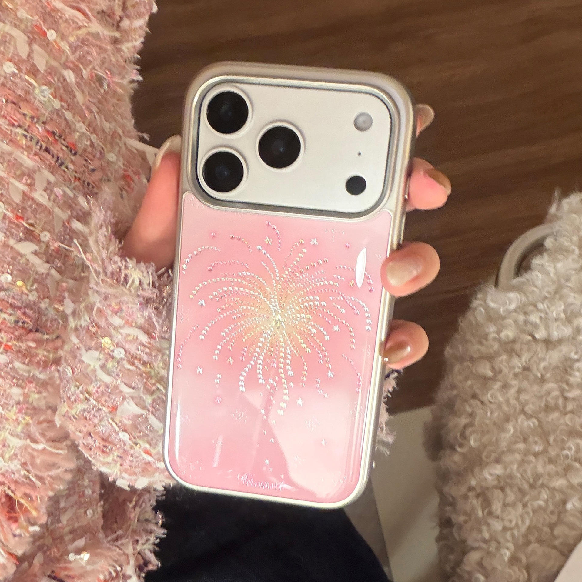 La poudre dorée aux bords argentés scintille comme un feu d'artifice