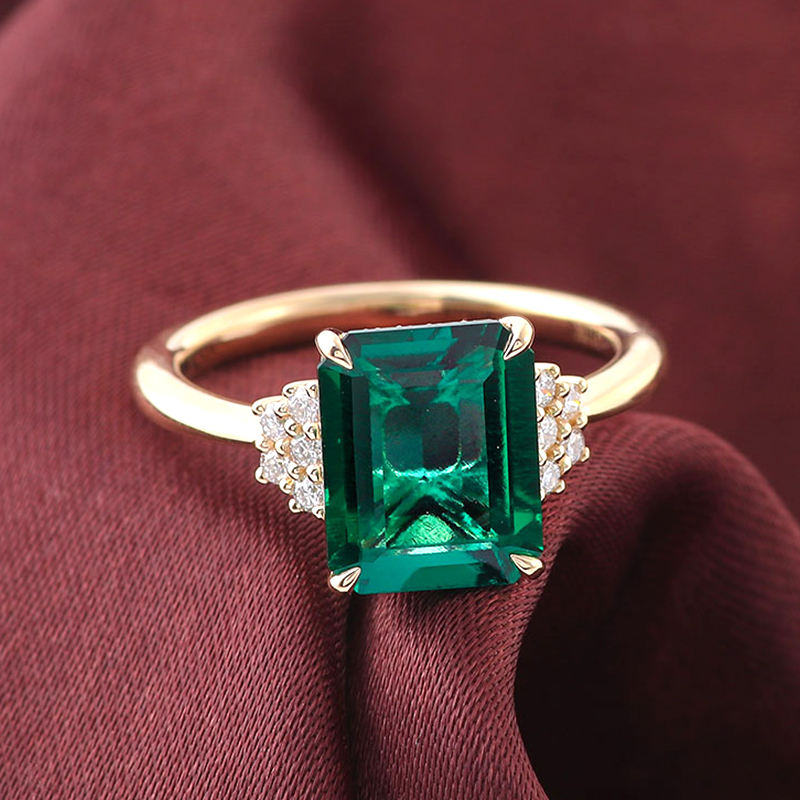 Bague en or massif 14 carats avec pierre de laboratoire.