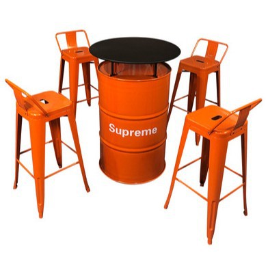Une table avec quatre chaises (6)