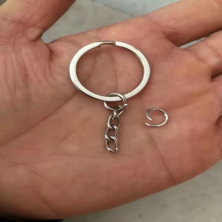 Porte-clés plat 30 mm avec boucle de chaîne