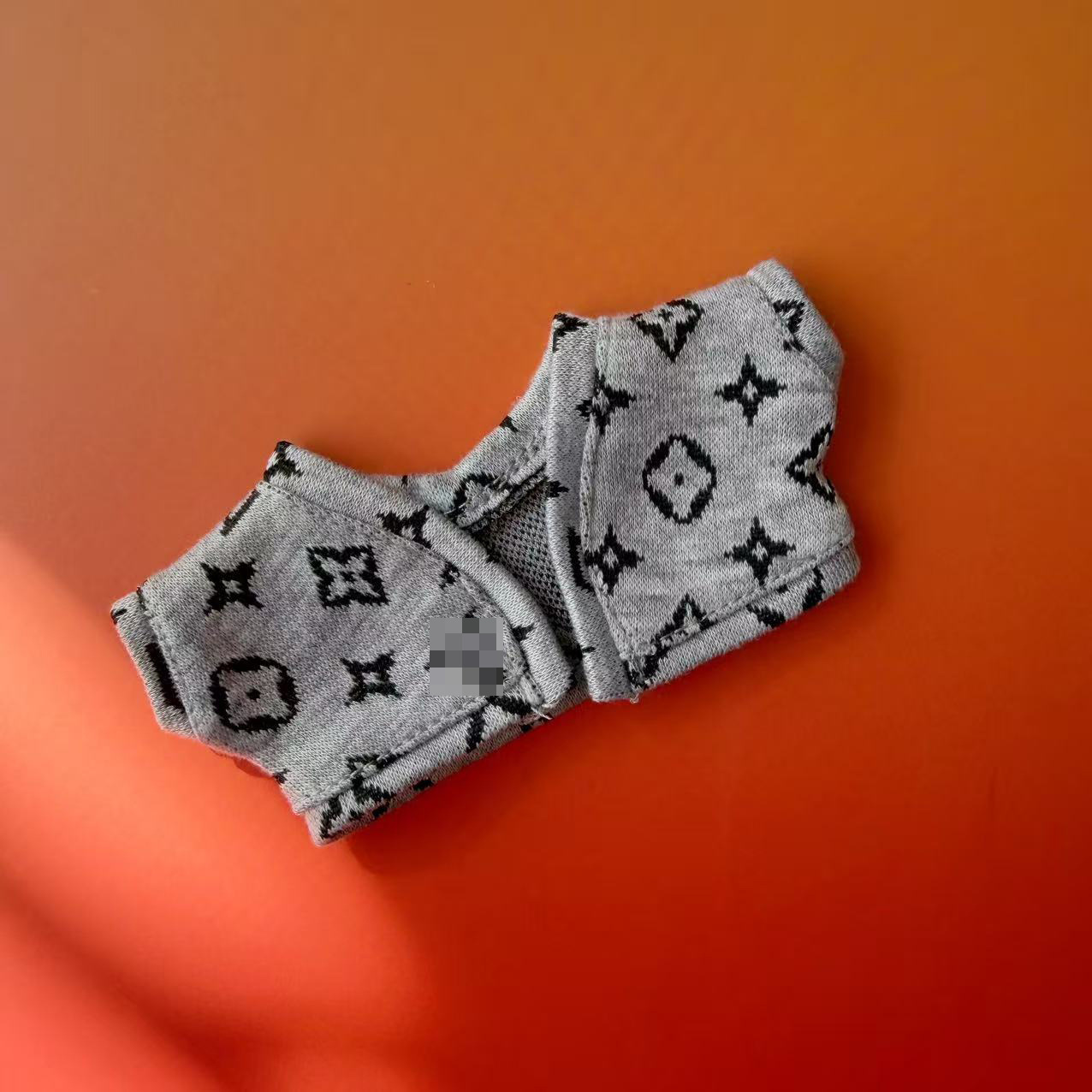 Cárdigan gris con letras.