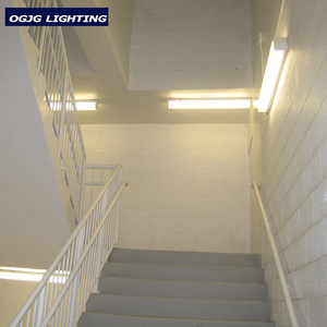 TUV-CE SAA CE CB屋内モーションセンサー接続可能天井ランプショールーム表面実装アルミニウムLEDバッテンライト