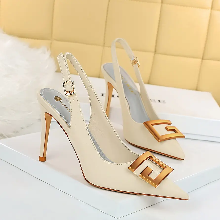 Sandalias puntiagudas de tacón alto de diseñador de lujo para mujer, zapatos de tacón con hebilla de Metal elegantes y sexis para fiesta de oficina