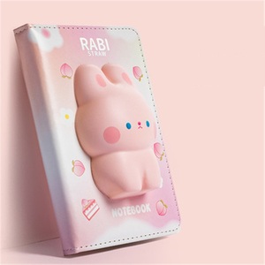 Vendita calda nuovo <span class=keywords><strong>design</strong></span> giocattolo Squishy colora il tuo taccuino Squishy per bambole in cartone animato con adesivi e penna in peluche