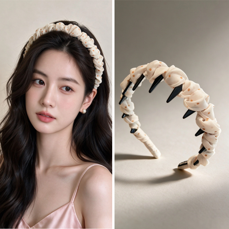 Diadema colorida con diseño de ondas de arroz en crema y lunares.