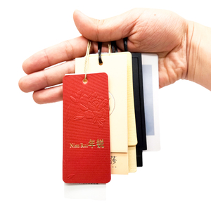 Etiquetas colgantes gruesas personalizadas con nombre y logotipo de impresión doble para ropa de mujer, ropa de bebé con cuerdas - Product Image 5