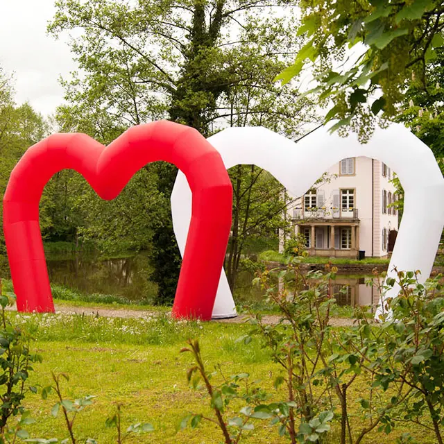 Arco inflável vermelho do amor do portão da forma de coração iluminado para decoração de casamento