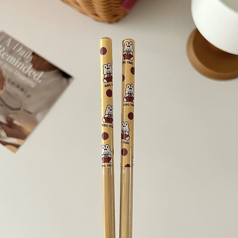 Palillos amarillos con forma de flor (empaquetados en bolsa transparente sencilla).