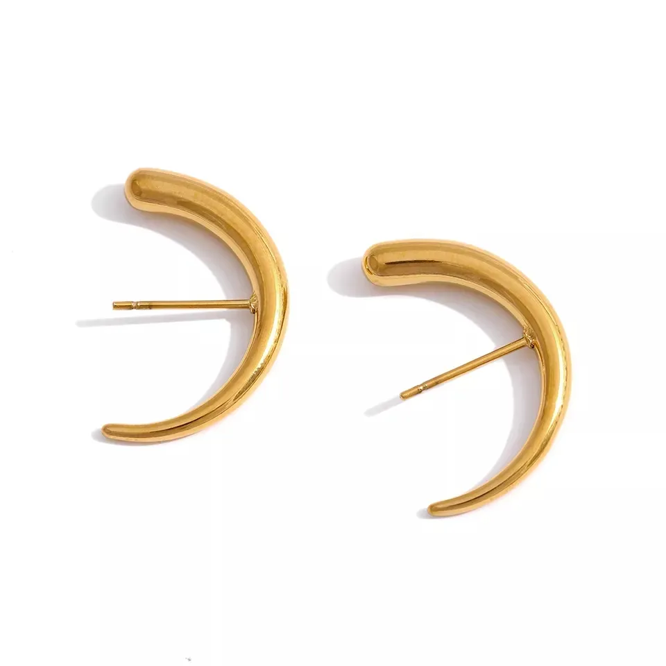 Pendientes brillantes de media luna chapados en oro para mujer, aretes de cuerno de acero inoxidable brillante de oro de 18K con tornillo geométrico en forma de C