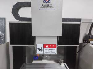 Atc 5 Axis Cnc彫刻フライス盤高精度彫刻フライス盤製自動垂直水平シーメンス用ロゴコインスタンピングモールド精密部品Cnc小型加工センター - Product Image 3