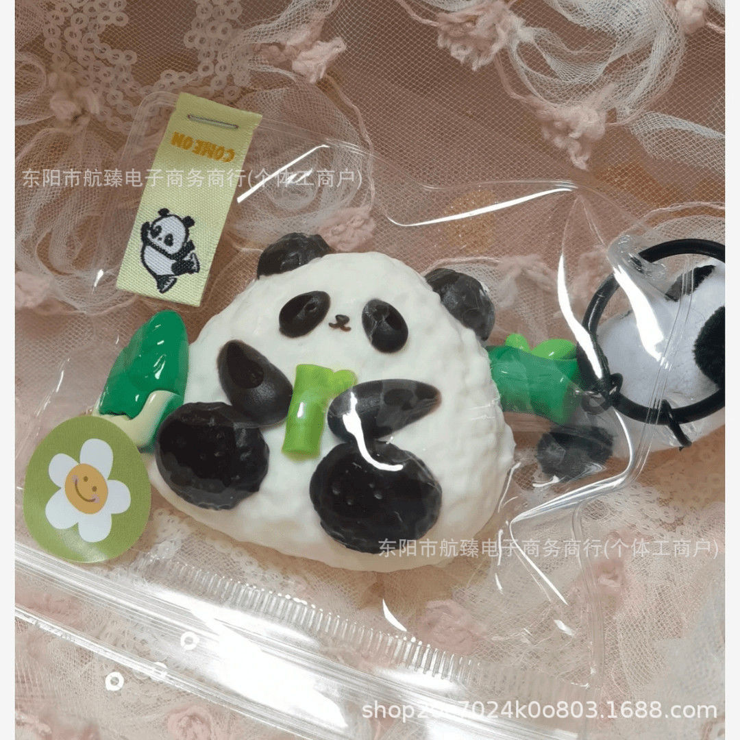Tenir une pincée de panda en bambou