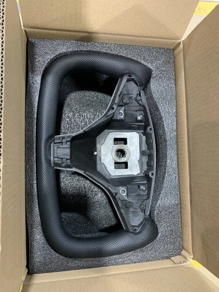 Modelo S de cuero perforado con calefacción.