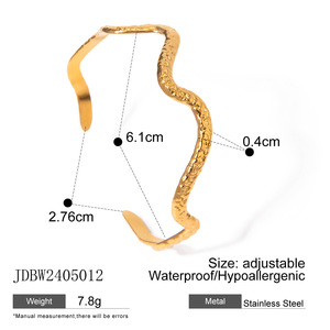 Fábrica al por mayor Simple Irregular 18K oro Acero inoxidable onda patrón martillo patrón en forma de C pulsera abierta - Product Image 2
