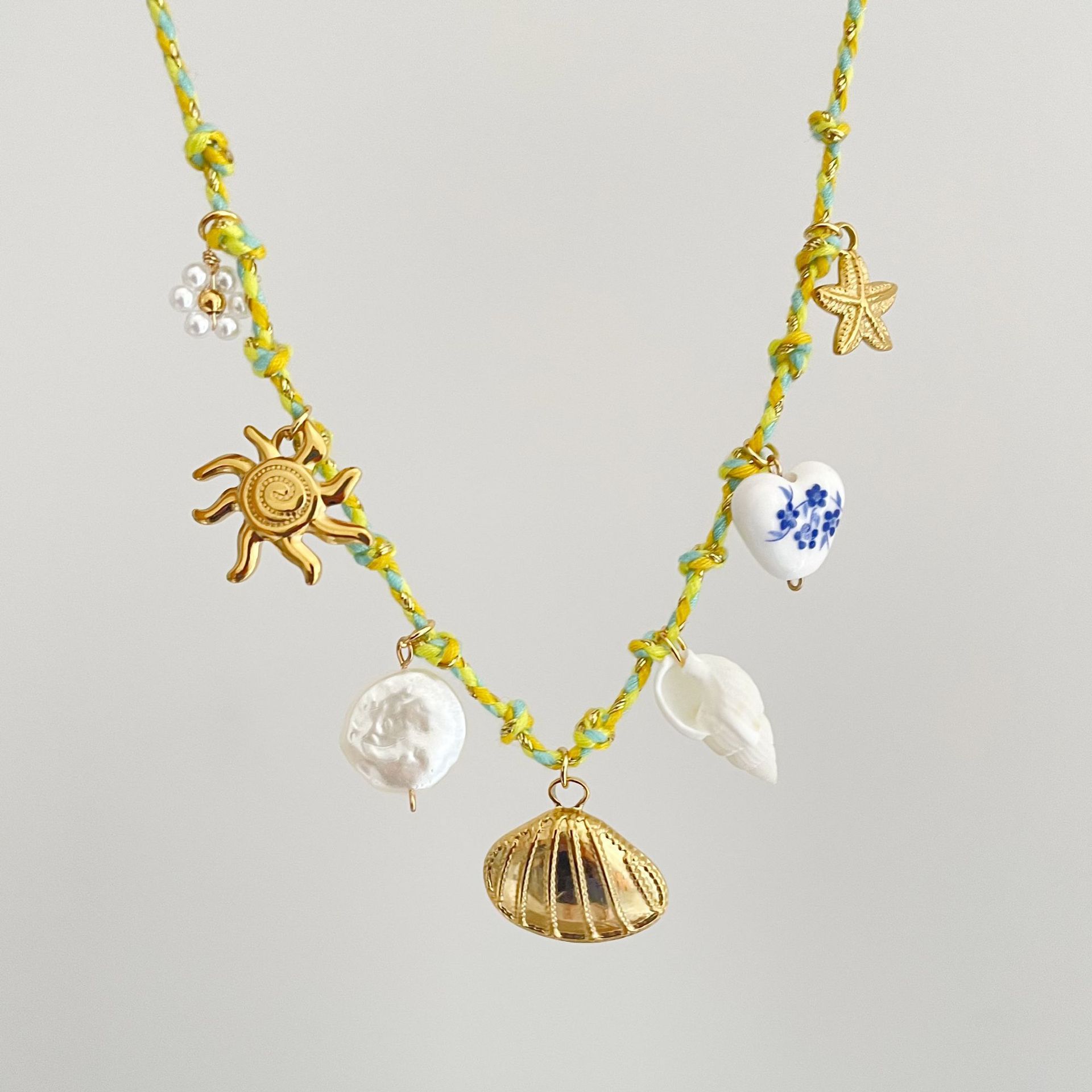 Collar de cuerda verde con concha.
