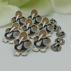 Hiçbir Minimum yaka Pin Metal rozeti imalatı işık altın kaplama sert emaye kelebek şekilli özel emaye Pin - Product Image 4
